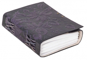 Notizbuch mit Ledereinband und lila Blumenmuster Notizbuch mit Ledereinband und lila Blumenmuster